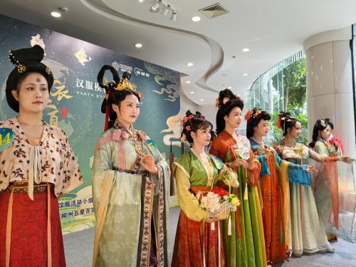 從小眾圈子“火”上T臺(tái) 中國(guó)漢服“玩法”正在深化