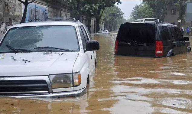 汽車被暴雨沖走丟失能獲得全額賠償嗎？專家解析暴雨導(dǎo)致財產(chǎn)損失的賠償問題
