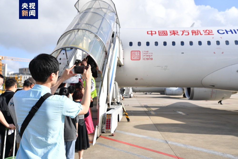 東航C919大型客機(jī)首次“雙機(jī)運(yùn)營”滬蓉快線