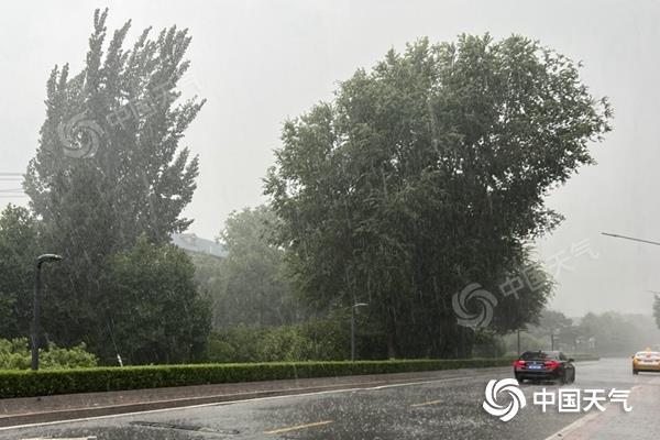 中央氣象臺(tái)：中東部大范圍降雨繼續(xù)發(fā)展 南方悶熱不下線(xiàn)