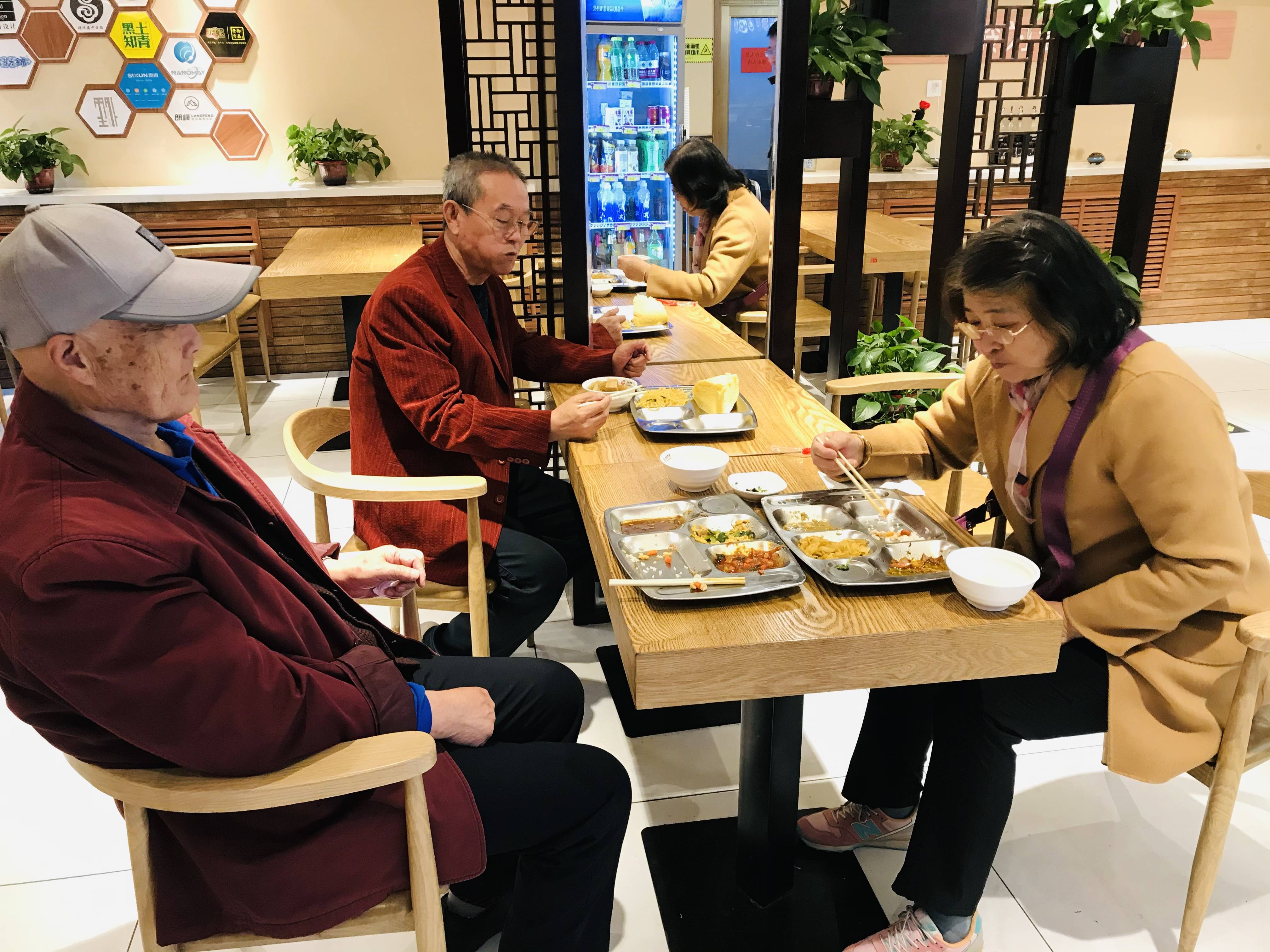如何讓老人在家門(mén)口享受幸福味道？社區(qū)老年食堂發(fā)展?fàn)顩r調(diào)查