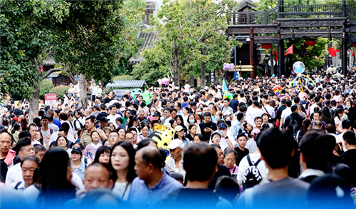 2023年中秋節(jié)、國慶節(jié)假期國內(nèi)旅游出游8.26億人次 同比增長71.3%
