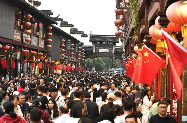 “超級黃金周”數(shù)據(jù)折射中國經(jīng)濟(jì)持續(xù)復(fù)蘇動能