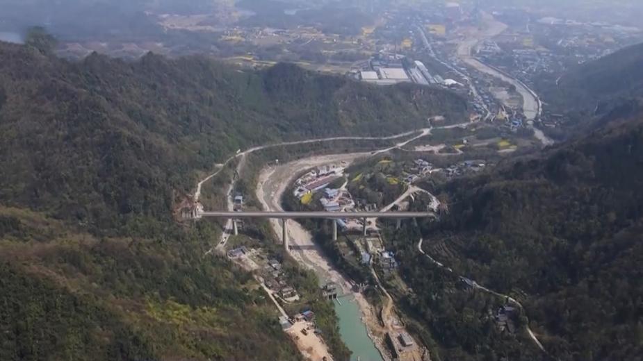火車開進(jìn)川西北！川青鐵路青白江東至鎮(zhèn)江關(guān)段今日開通運(yùn)營