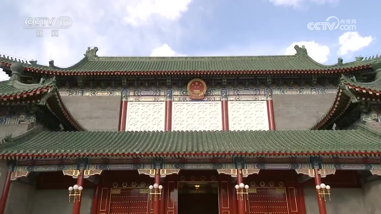 習(xí)近平在中共中央政治局第十次集體學(xué)習(xí)時(shí)強(qiáng)調(diào) 加強(qiáng)涉外法制建設(shè) 營(yíng)造有利法治條件和外部環(huán)境