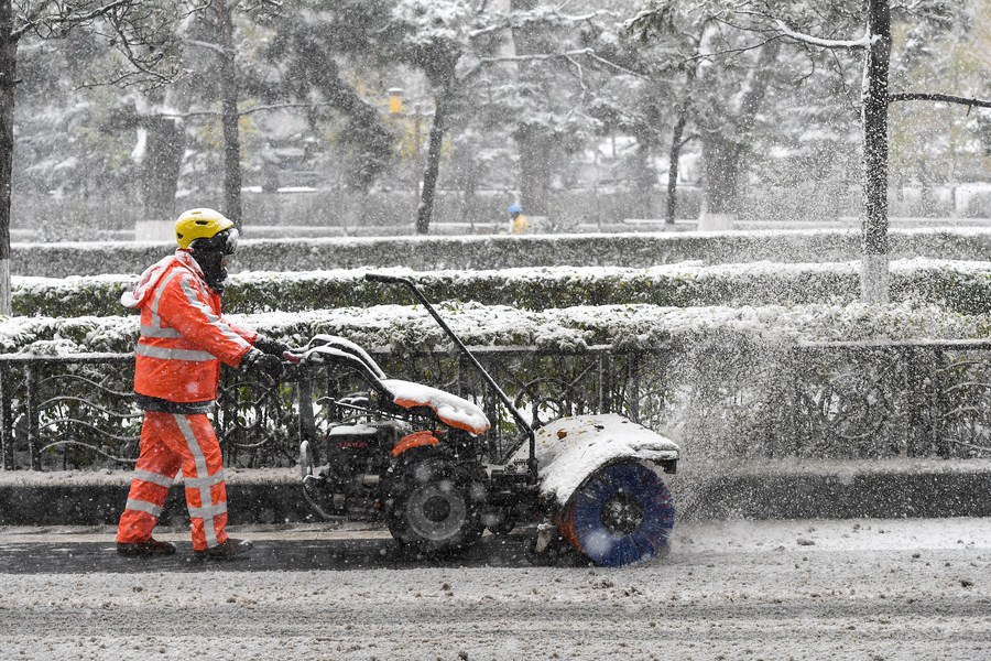 風(fēng)雪無阻保民生 中國東北全力應(yīng)對大范圍雨雪寒潮降溫天氣
