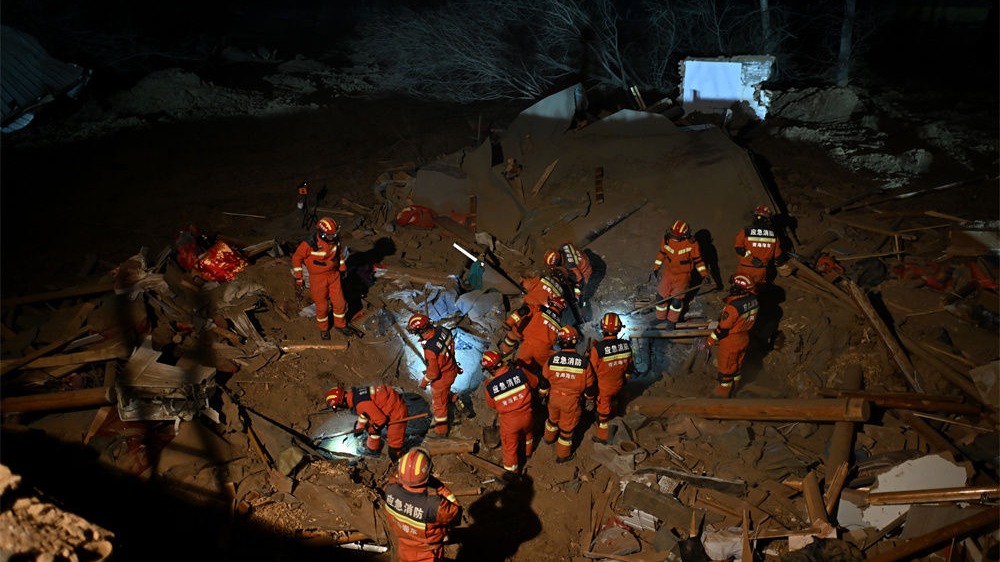 寒夜里的溫暖守護——積石山6.2級地震首日搶險救災直擊