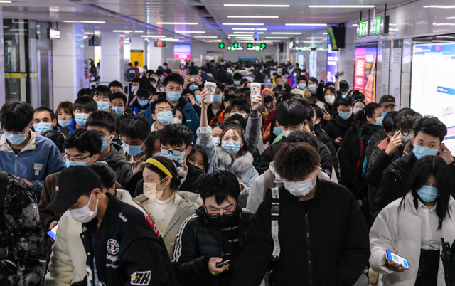 元旦將至客流增多 多地跨年夜地鐵將通宵或延時(shí)運(yùn)營(yíng)