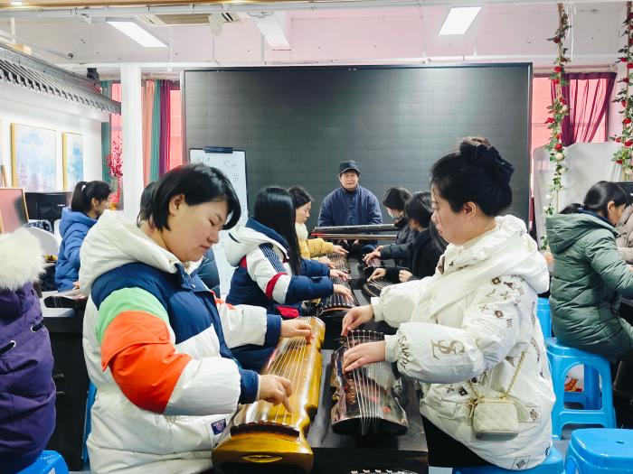 古琴非遺傳人免費(fèi)授藝 八年帶出近4000學(xué)員