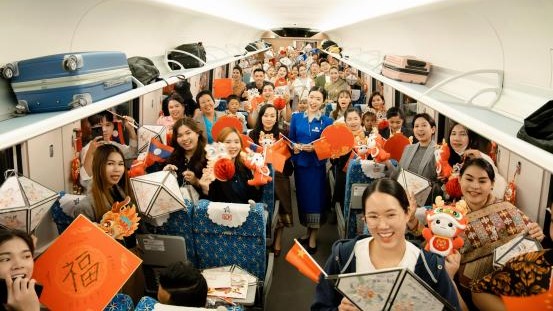 中老鐵路上演 “列車迎新音樂(lè)會(huì)”
