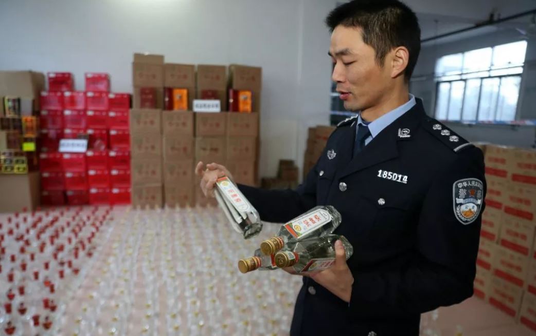 公安機關嚴打制售“特供”假酒行為規(guī)范市場秩序