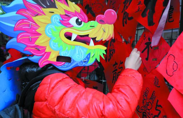 龍光煥“花”、龍咚鏘……這些學(xué)校報到日“龍”含量很高
