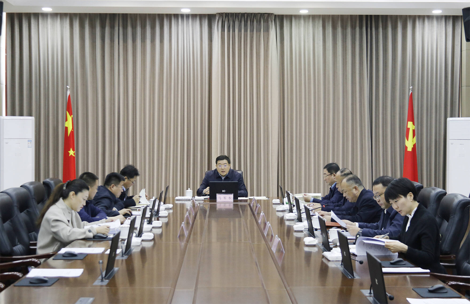 東昌府區(qū)委常委會(huì)召開會(huì)議
