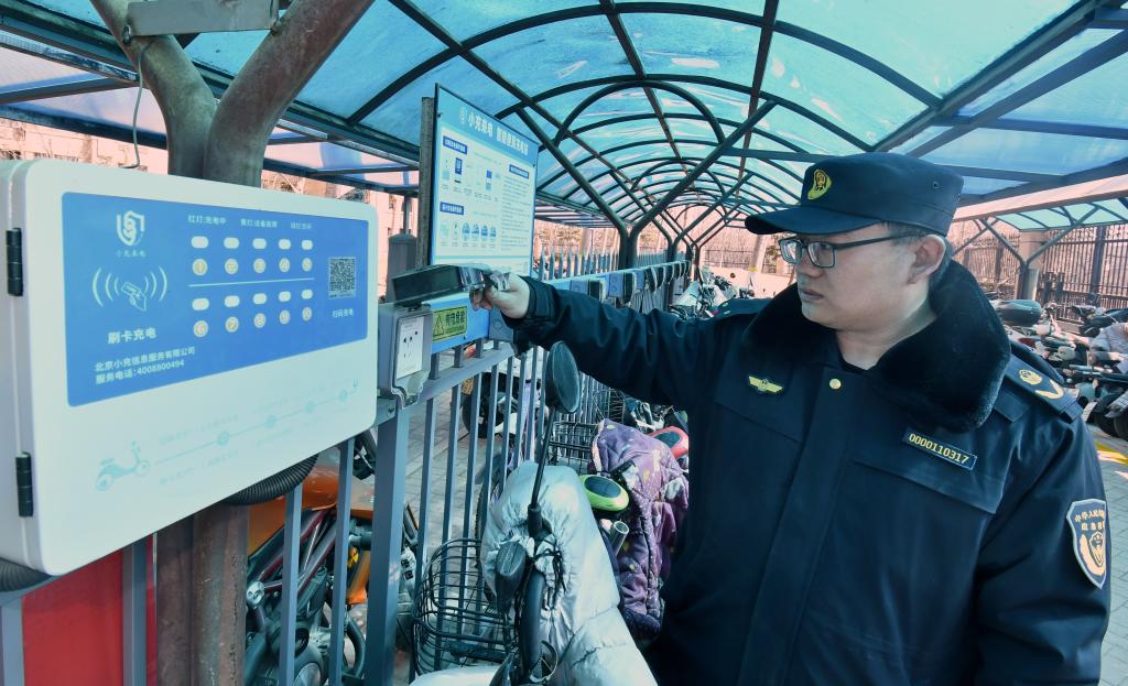 違規(guī)停放和充電如何治理？——電動自行車安全隱患系列調(diào)查之三