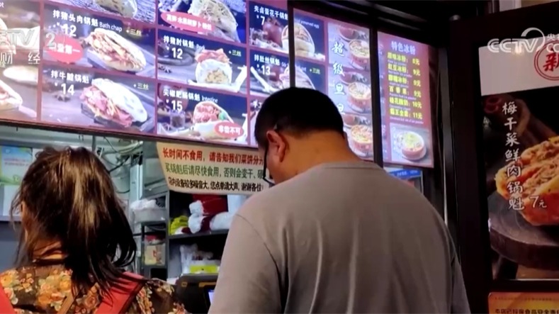 夏日美食點(diǎn)燃“夜經(jīng)濟(jì)” 城市“煙火氣”中升騰勃勃生機(jī)