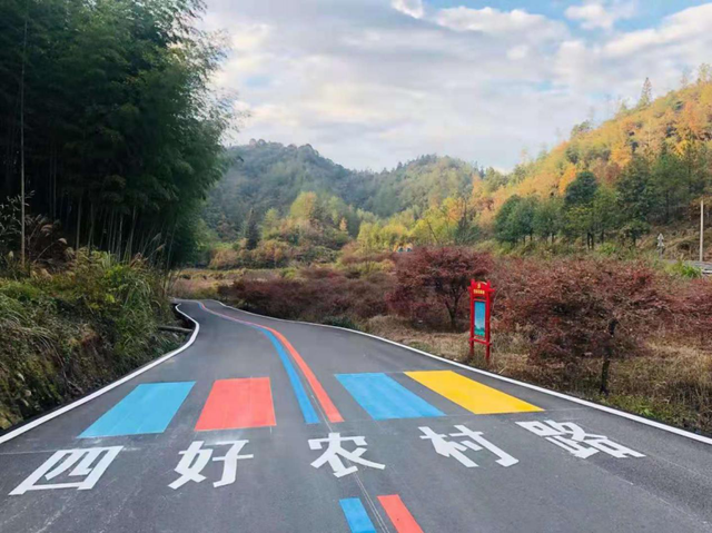 2014年至2023年，我國(guó)新改建農(nóng)村公路超250萬公里 “四好農(nóng)村路”，鋪就發(fā)展快車道