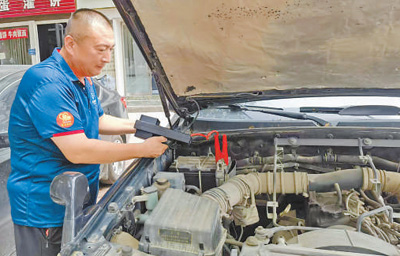 河北保定出租車司機崔敬輝免費救援車輛超五千輛 “搭把手，很溫暖”（守望）