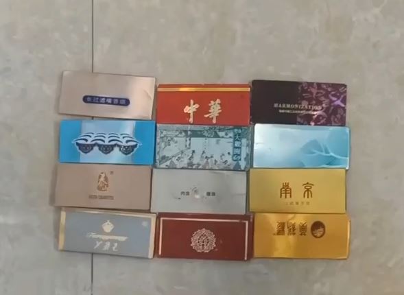 小學生垃圾桶里找煙盒為干啥？記者調(diào)查“煙卡”游戲問題