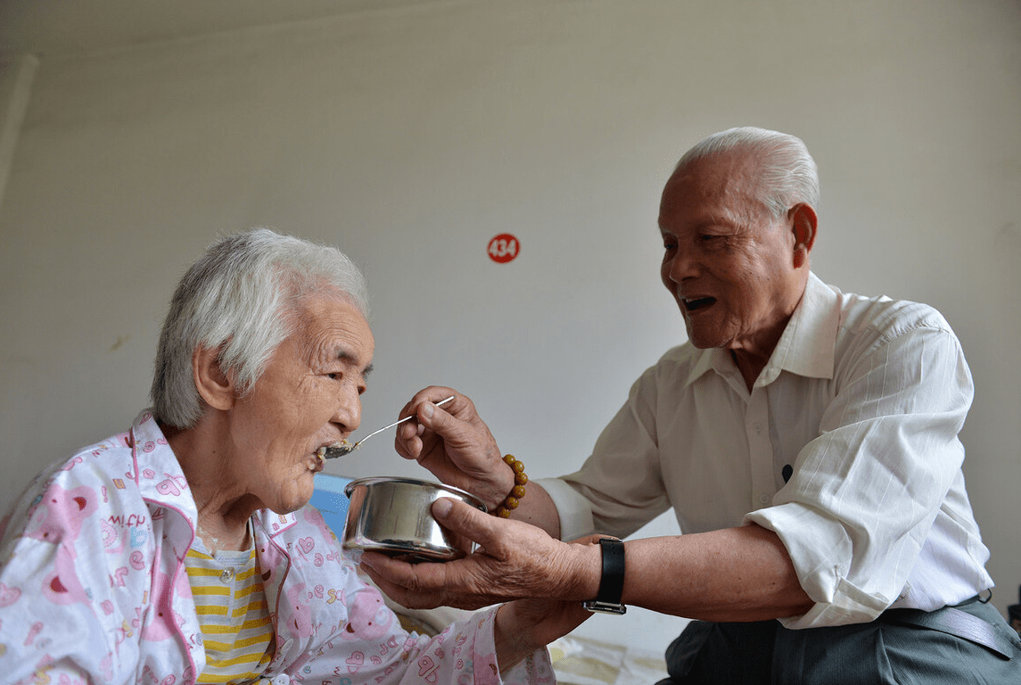 3500萬(wàn)失能老年人如何擺脫“一人失能，全家失衡”？國(guó)務(wù)院報(bào)告提出對(duì)策