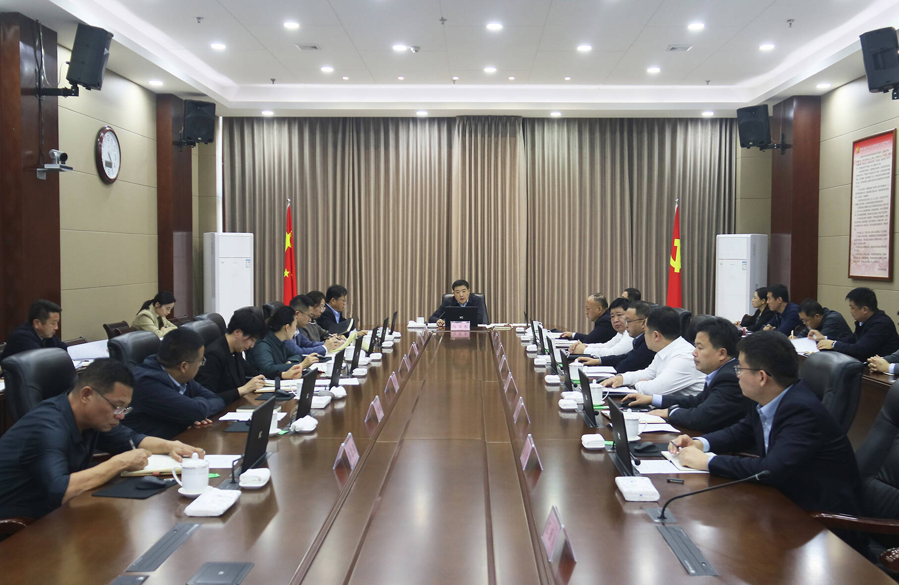 東昌府區(qū)委常委會(huì)召開會(huì)議