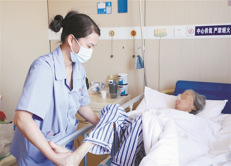 “無陪護(hù)病房”來了，護(hù)理員隊(duì)伍跟上了嗎？