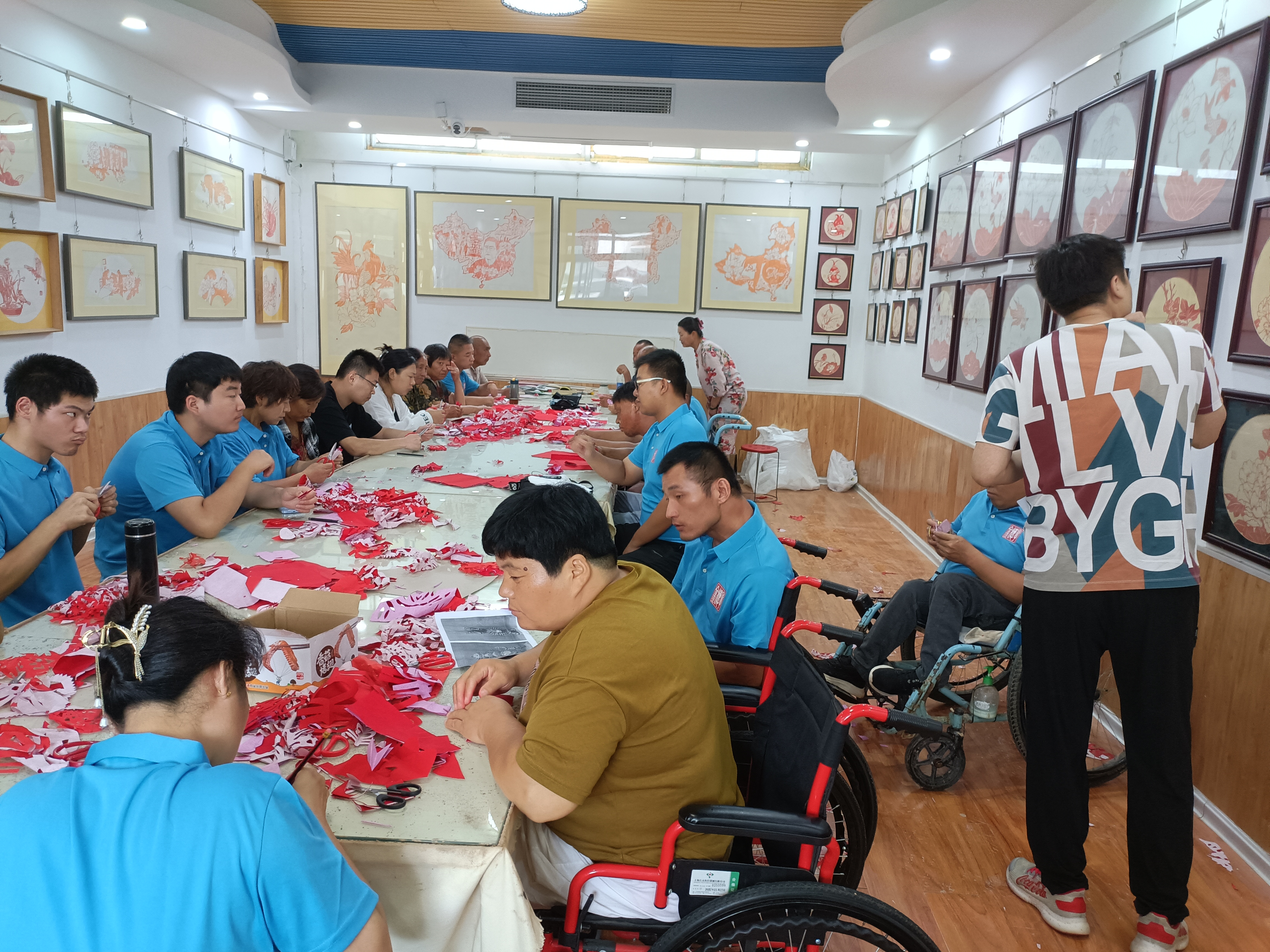 多措并舉幫扶就業(yè)困難群體：各地針對大齡、殘疾、較長時間失業(yè)群眾，開發(fā)合適崗位，開展技能培訓(xùn)