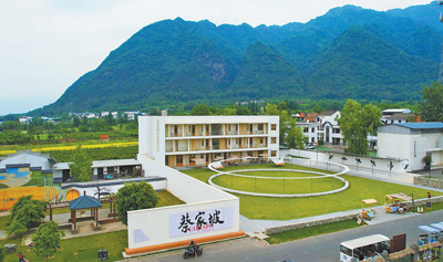 在陜西西安蔡家坡村，美院師生與村民進(jìn)行藝術(shù)共創(chuàng) 村里“長”出家庭美術(shù)館（藝術(shù)改變鄉(xiāng)村）