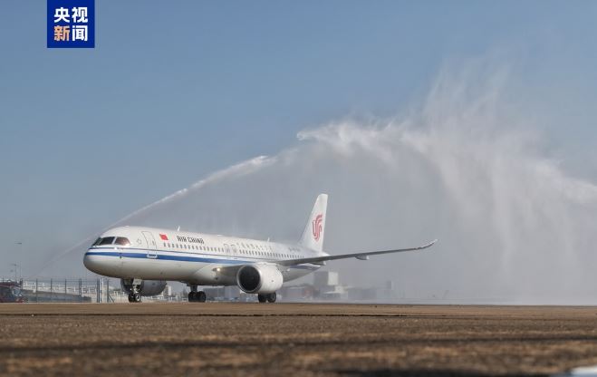 身披五星紅旗C919國產(chǎn)大飛機(jī)首次亮相澳門