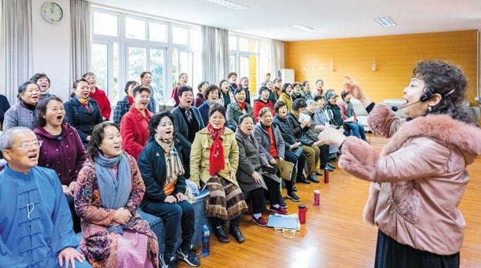 民辦老年大學(xué)圈粉“銀發(fā)族” “夕陽(yáng)教育”能否成為“朝陽(yáng)產(chǎn)業(yè)”？