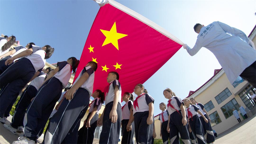 “紅領(lǐng)巾愛祖國——我心中的五星紅旗”國旗傳遞活動圓滿收官