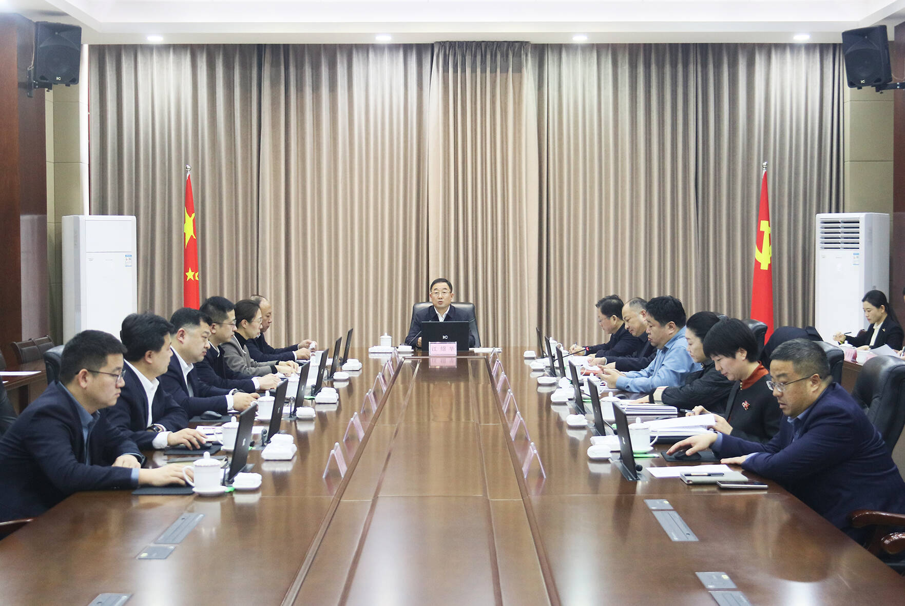 東昌府區(qū)委常委會召開會議