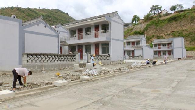讓搬遷后的村民穩(wěn)得住、能致富 富民新村的新生“密碼”