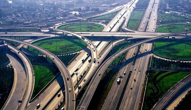 我國建成全球最大高速鐵路網(wǎng)、高速公路網(wǎng)和郵政快遞網(wǎng) 人貨高效流動的中國彰顯繁榮發(fā)展活力