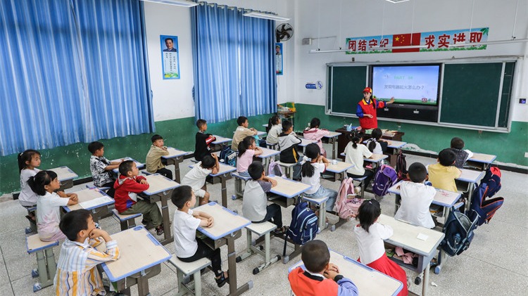 校園配餐服務(wù)新國標(biāo)出臺 提高管理門檻筑牢安全底線