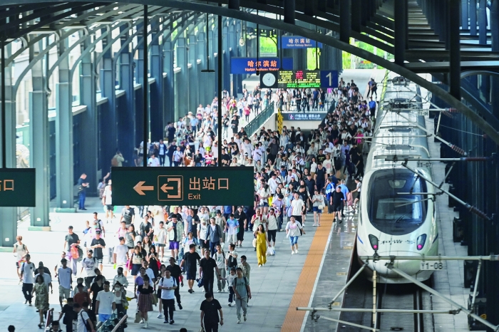 全國(guó)鐵路暑運(yùn)發(fā)送旅客破8億人次