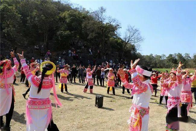 盛裝群眾載歌載舞 在格?；ㄩ_(kāi)中看見(jiàn)“幸福拉薩”