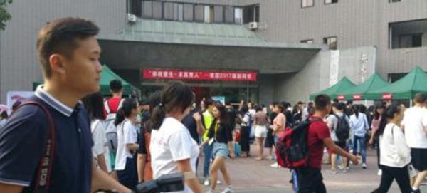開學(xué)季遇“黑科技”：新生刷臉報到 網(wǎng)上挑寢室