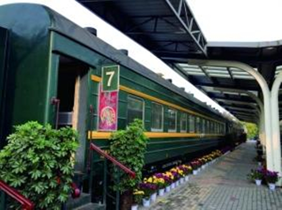 退役綠皮火車變身餐廳 山東一高?；疖嚥蛷d走紅