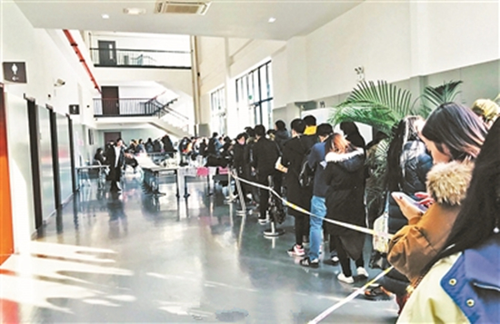 中戲推明星同款羽絨服滋生學生黃牛