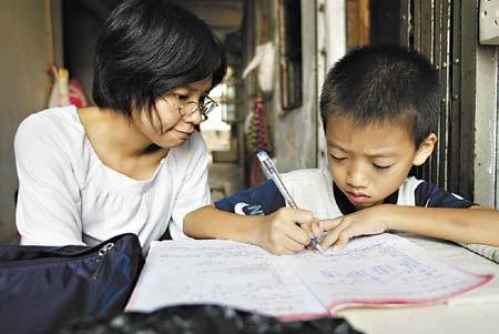 我國中小學生寫作業(yè)時長達全球水平3倍，近八成家長每天陪寫