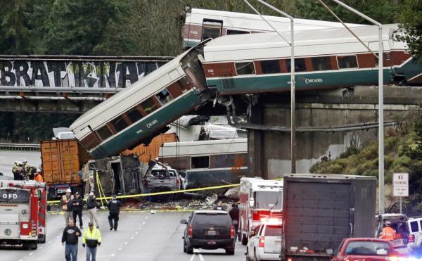 美列車華盛頓州脫軌：車廂摔下鐵路橋，77人被送院已致6死