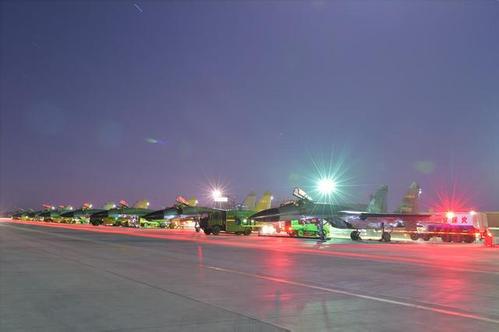 空軍數(shù)架戰(zhàn)機(jī)一次起飛奔襲數(shù)千公里 以快制勝