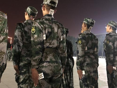 夾撲克牌、做平板撐！高校國旗護衛(wèi)隊“花樣訓(xùn)練”受關(guān)注